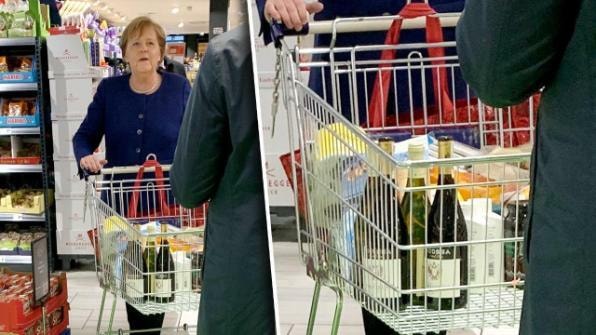 Thủ tướng Đức Angela Merkel bị bắt gặp khi đi tại siêu thị ở Mitte, Berlin, chiều 21/3. Bà đứng đợi như những người bình thường và chỉ mua đủ đồ dùng cho vài ngày. Ảnh: Splashnews.