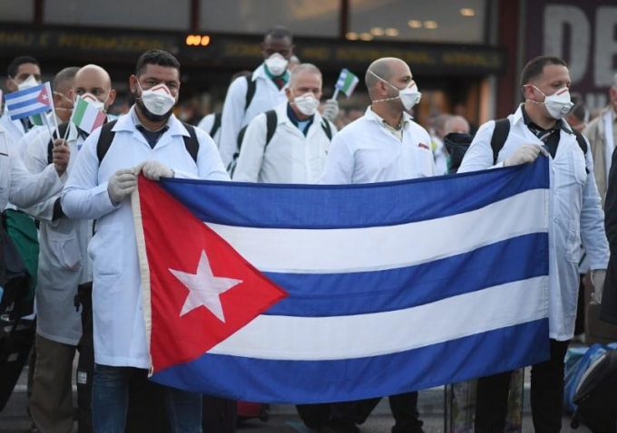 Các bác sĩ của Cuba tới Italy để hỗ trợ. Ảnh: Reuters