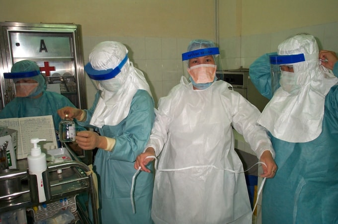 Một bác sỹ Bệnh viện Bệnh nhiệt đới Trung ương dương tính với virus SARS-CoV-2. Ảnh TL.