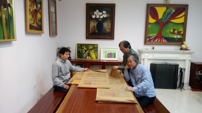 Ba thành viên Nhóm nhân sĩ Hà Đông - tác giả Trịnh Hữu Sỹ, nhà thơ Nguyễn Quang Thiều, đạo diễn - nhà thơ Lương Tử Đức kiểm tra các bản sắc phong