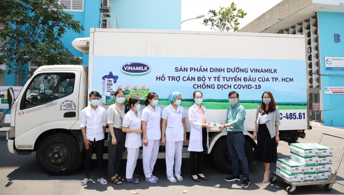 Xe chở sản phẩm của Vinamilk khởi hành đến các địa điểm tiếp nhận trên địa bàn Thành phố ngay trong sáng ngày 20/03