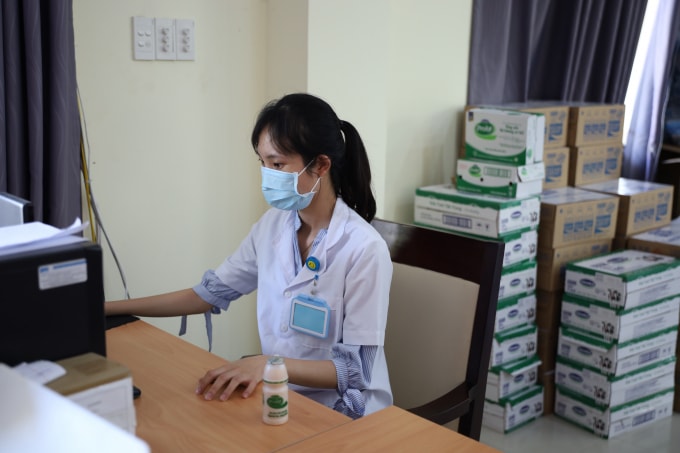 Các sản phẩm như sữa tươi, sữa chua uống, nước cam… sẽ được Vinamilk hỗ trợ liên tiếp trong 2 tháng để giúp các y, bác sĩ, nhân viên y tế tăng cường đề kháng