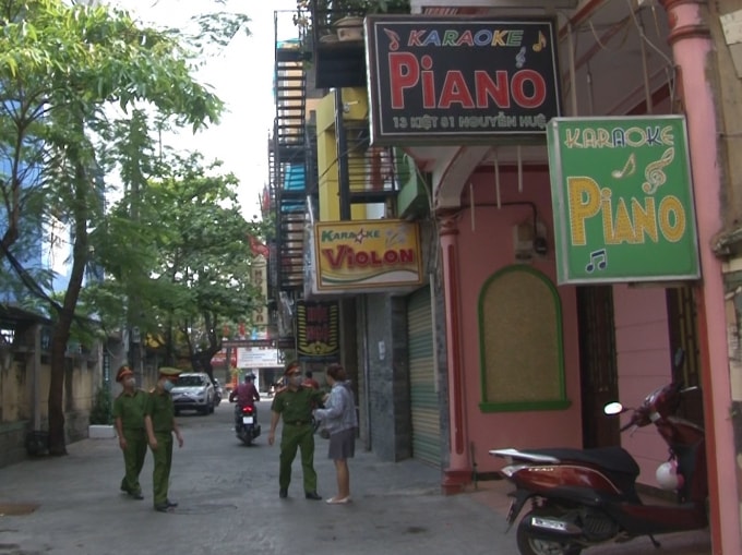 Kiểm tra các quán Karaoke sau khi thông báo tàm ngưng các hoạt động kinh doanh.