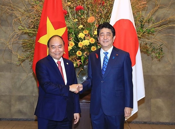 Thủ tướng Nguyễn Xuân Phúc và Thủ tướng Nhật Bản Abe Shinzo trong chuyến thăm Nhật Bản, tháng 10/2018. Ảnh: VGP