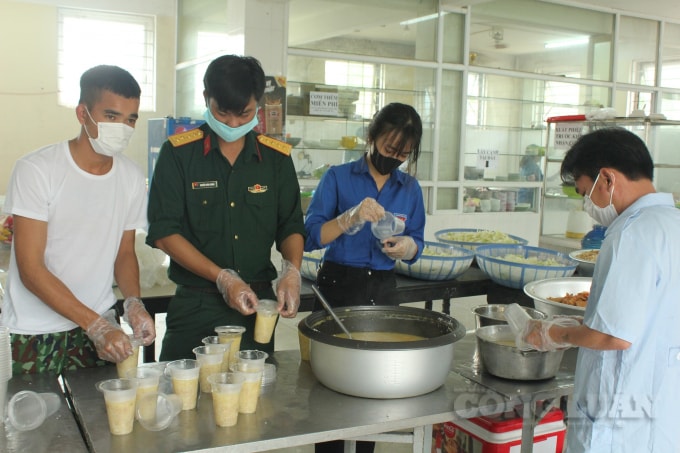 Bửa cơm của người dân do chính tay các chiến sỹ quân đội tự chế biến.