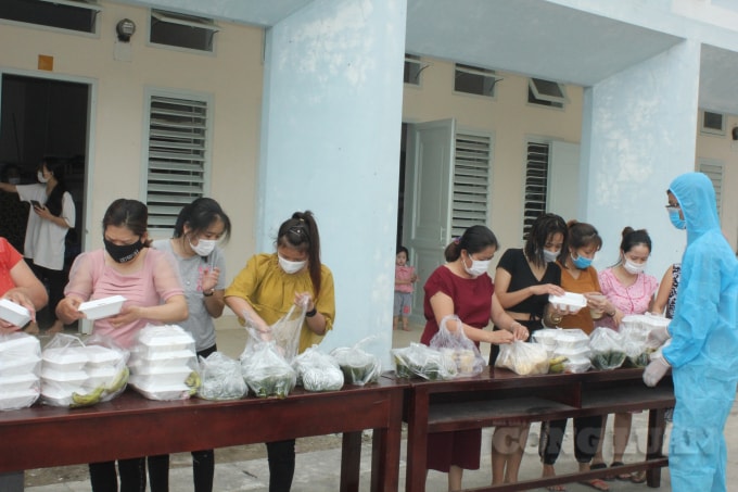Mang cơm miễn phí đến cho người dân bị cách ly.