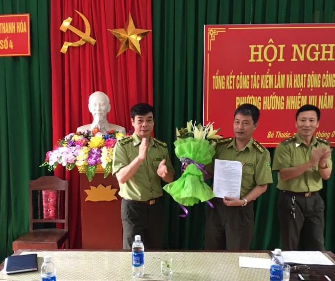 Ông Nguyễn Văn Cử (đứng giữa) nhận Quyết định từ Chi cục Kiểm lâm tỉnh Thanh Hoá lên làm Hạt trưởng Kiểm lâm huyện Bá Thước thay cho ông Lê Duy Ngợi
