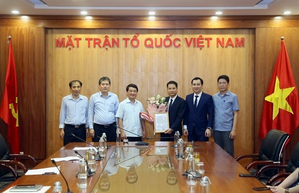 Ủy viên BCH Trung ương Đảng, Phó Chủ tịch - Tổng Thư ký UBTƯ MTTQ Việt Nam Hầu A Lềnh và lãnh đạo các ban, đơn vị chúc mừng tân Phó Tổng Biên tập Trương Thành Trung. Ảnh: PV