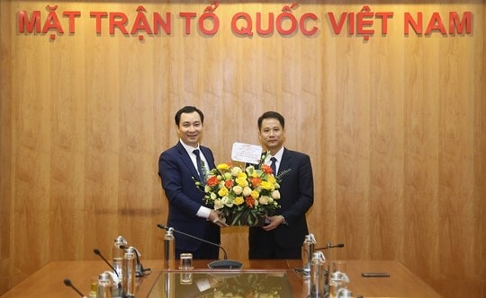 TS. Vũ Văn Tiến, Ủy viên UBTƯ MTTQ Việt Nam, Trưởng Ban Tuyên giáo kiêm nhiệm Tổng Biên tập Tạp chí Mặt trận chúc mừng nhà báo Trương Thành Trung. Ảnh: PV