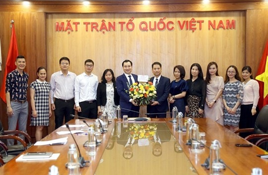 Tập thể cán bộ, phóng viên, người lao động Tạp chí Mặt trận chúc mừng nhà báo Trương Thành Trung. Ảnh: PV