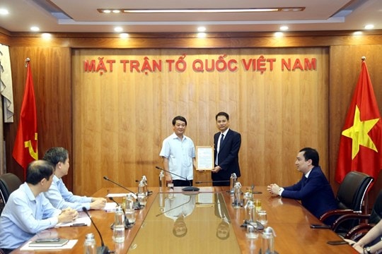 Đồng chí Hầu A Lềnh trao quyết định tiếp nhận và bổ nhiệm cho tân Phó Tổng Biên tập Trương Thành Trung. Ảnh: PV