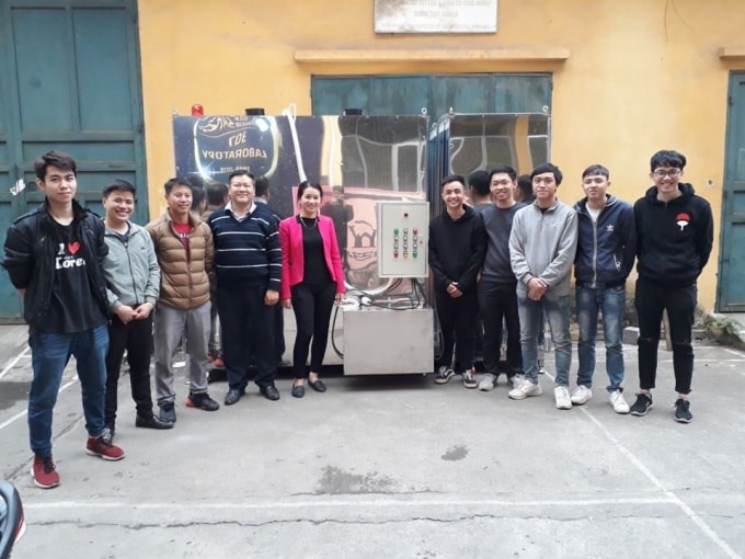 Thầy trò Viện Cơ khí - ĐHBK Hà Nội trong những ngày đầu tiên chế tạo buồng khử khuẩn toàn thân di động (ảnh TL).