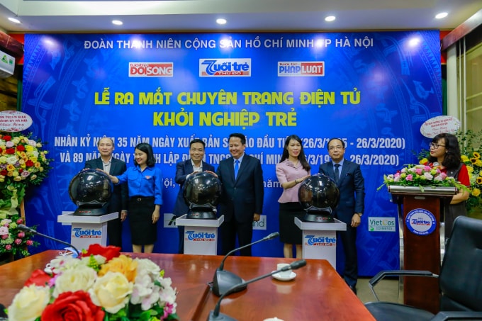Các vị đại biểu nhấn nút ra mắt chuyên trang điện tử Khởi nghiệp trẻ của báo Tuổi trẻ Thủ đô (Ảnh: Hoàng Duy)