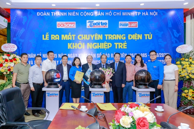 Các vị đại biểu chúc mừng báo Tuổi trẻ Thủ đô tại Lễ ra mắt chuyên trang điện tử Khởi nghiệp trẻ (Ảnh: Hoàng Duy)