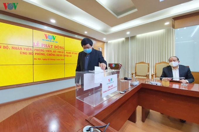 PGS.TS Nguyễn Thế Kỷ cùng các cán bộ, phóng viên, kỹ thuật viên và nghệ sĩ của Đài đóng góp cho quỹ phòng chống dịch Covid-19.