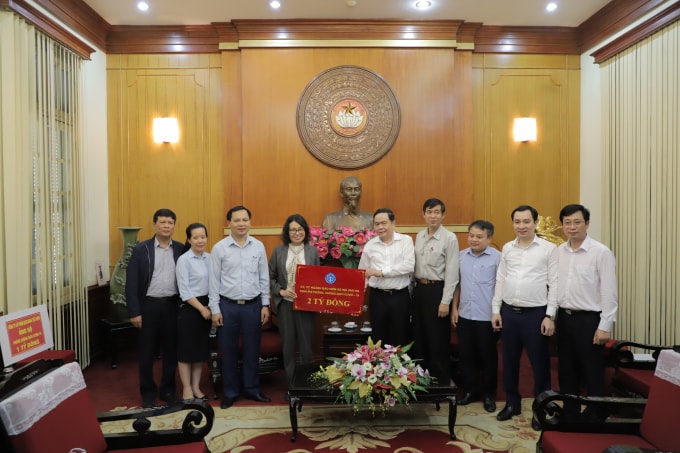 Thay mặt toàn thể cán bộ, công chức, viên chức, người lao động toàn ngành BHXH, Thứ trưởng, Tổng Giám đốc BHXH Việt Nam Nguyễn Thị Minh đã trao 2 tỷ đồng ủng hộ “Quỹ phòng chống dịch Covid-19” thông qua Ủy ban Trung ương Mặt trận Tổ quốc Việt Nam