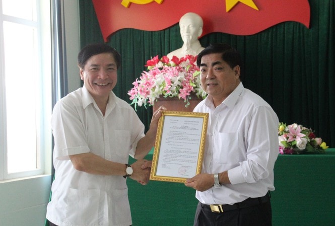 Ông Bùi Văn Cường (bên trái) trao quyết định cho ông Võ Ngọc Tuyên giữ chức vụ Bí thư Huyện ủy Lắk.