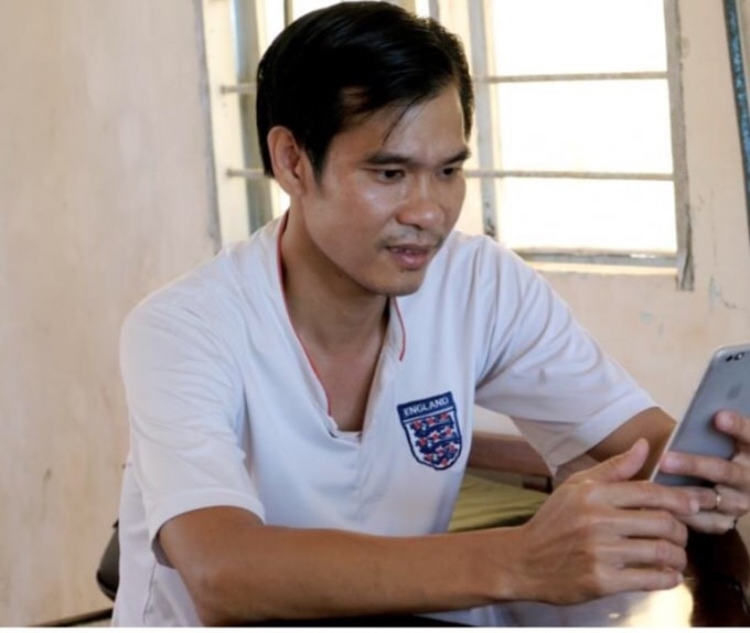 Bác sĩ Trương Trường Sơn đã 2 tuần rồi chỉ nhìn con qua điện thoại. Dù giữa tuần vẫn được phép về nhà một ngày, nhưng để an toàn thì vợ con đã phải chuyển qua nhà ngoại ở tạm.