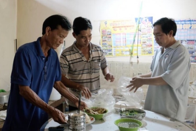 Sau khi hoàn thành các công việc, đến khoảng hơn 18 giờ thì các cán bộ y tế mới ăn cơm tối.