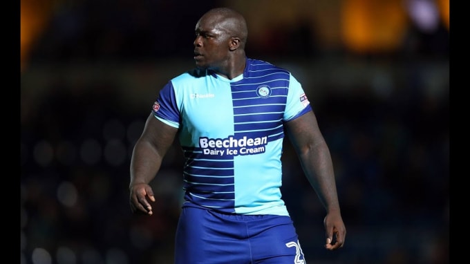 Adebayo Akinfenwa “quái thù” của làng túc cầu thế giới. Ảnh: T.L
