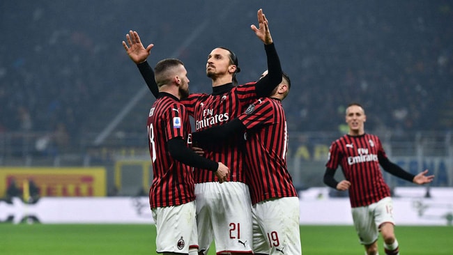Thể hình lý vạm vỡ giúp Ibrahimovic có những pha xử lý bóng khéo léo và đẳng cấp. Ảnh: T.L