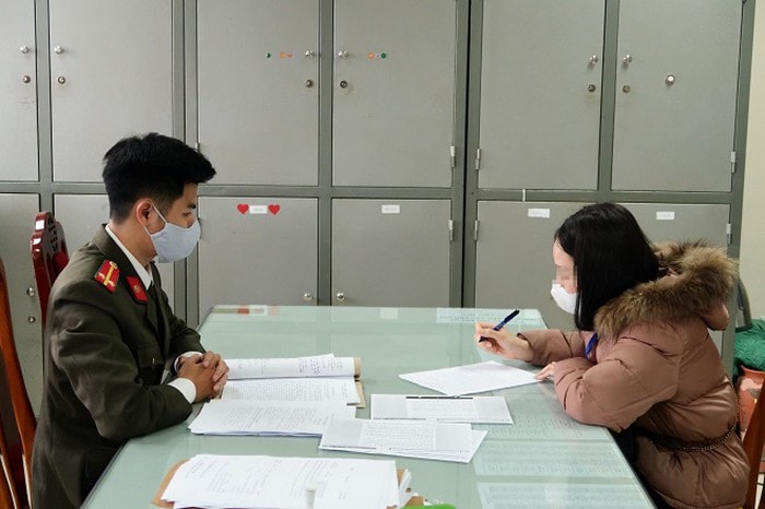 Công an quận Đống Đa làm việc chủ tài khoản facebook tên là P.T.H. Ảnh: PV