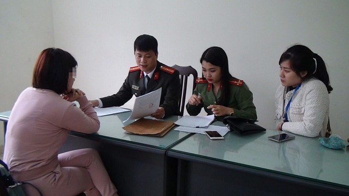 Công an quận Đống Đa làm việc với chị Khúc P.T. Ảnh: PV