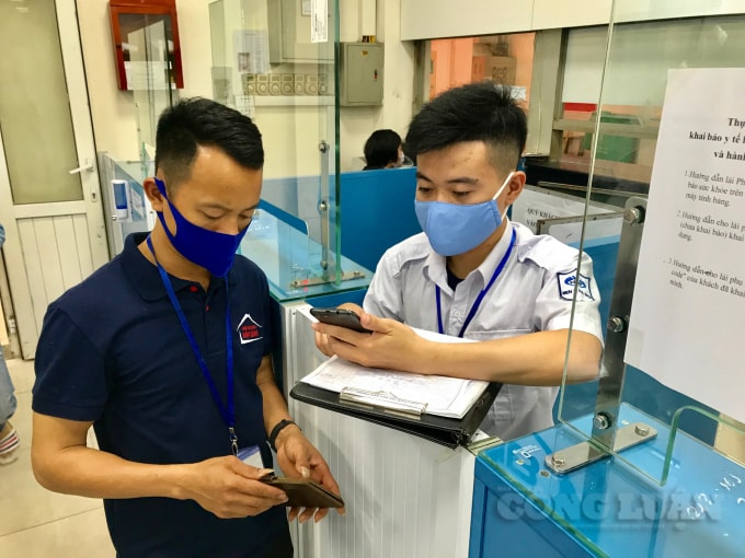 Nhân viên Bến xe Mỹ Đình hướng dẫn khai báo y tế đối với hành khách cho đội ngũ nhân viên lái, phụ xe của các nhà xe, đơn vị vận tải