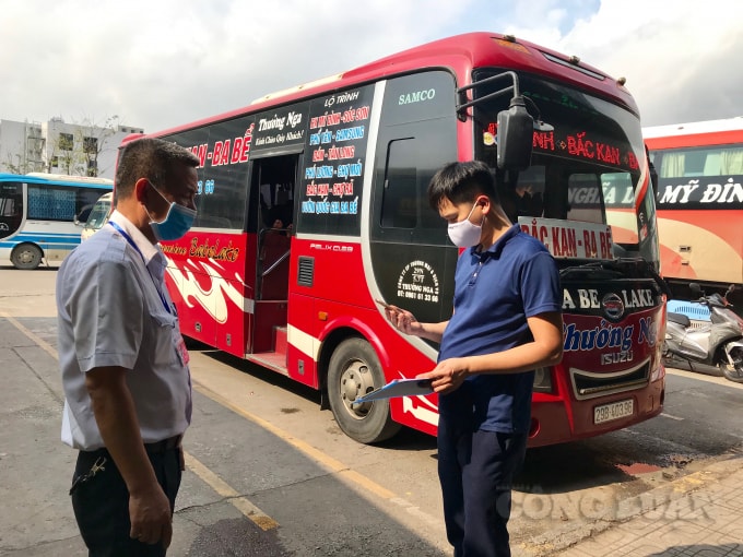 Nhân viên Bến xe Mỹ Đình trực tiếp kiểm tra việc khai báo y tế