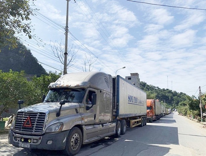 Việc thông quan hàng hóa nông sản tại các cửa khẩu giáp với Trung Quốc hiện tại đã diễn ra bình thường nhưng tốc độ chậm. Ảnh: TL