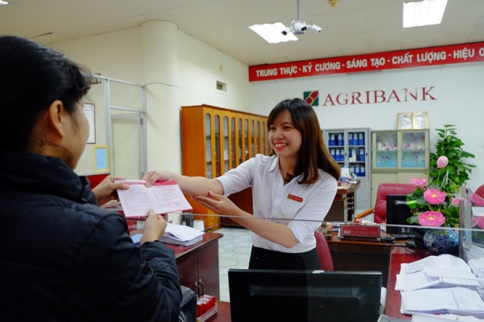 Cán bộ cho vay vốn, giao dịch.