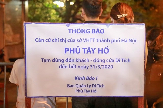 Dòng người vẫn ồ ạt đến lễ bái bất chấp việc Di tích đã được thông báo đóng cửa