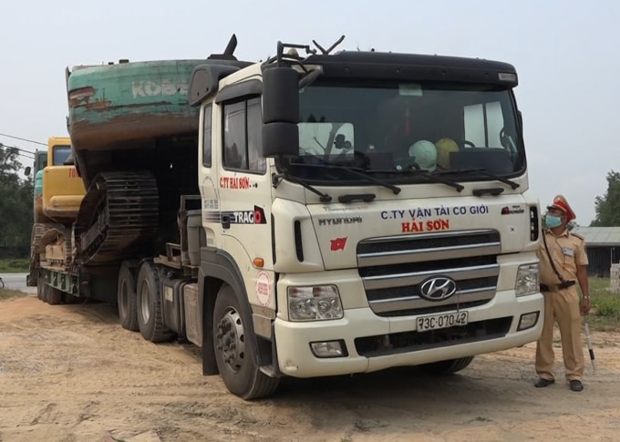 Xe của Công ty vận tải cơ giới Hải Sơn (Quảng Bình) chở quá tải 476% lưu thông tại tỉnh Thừa Thiên Huế.