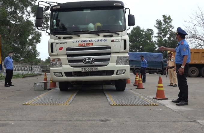 Cơ quan chức năng tiến hành cân trọng tải.