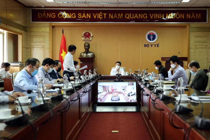 Ban Chỉ đạo kêu gọi mọi người dân hạn chế tối đa ra khỏi nhà. Khi buộc phải ra ngoài thì phải đeo khẩu trang và giữ khoảng cách an toàn (2m). Ảnh: VGP