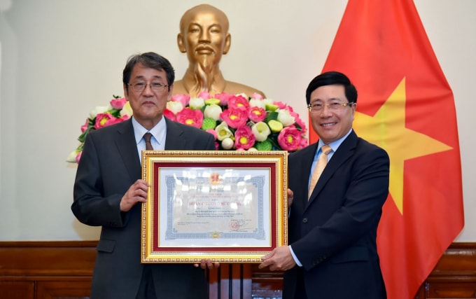 Phó Thủ tướng Phạm Bình Minh chúc mừng Đại sứ Umeda đã được trao tặng Huân chương Hữu nghị. Ảnh: BNG