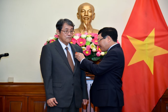 Phó Thủ tướng, Bộ trưởng Ngoại giao Phạm Bình Minh trao Huân chương Hữu nghị cho Đại sứ đặc mệnh toàn quyền Nhật Bản tại Việt Nam Umeda Kunio. Ảnh: BNG