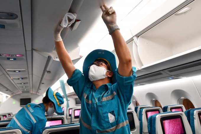 Sau khi phun khử trùng, toàn bộ tàu bay được lau chùi vệ sinh bằng khăn và dung dịch chuyên dụng Netbiokem DSAM theo tiêu chuẩn của Boeing, Airbus.