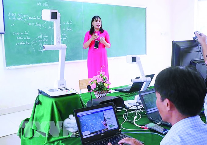 Hiện tại nhiều địa phương thầy cô đang tích cực triển khai dạy học trực tuyến nhưng vì hình thức này mới áp dụng đại trà nên nhiều cô thầy còn rất bỡ ngỡ (ảnh minh họa – nguồn internet).