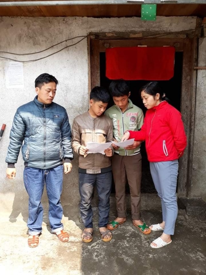Ở huyện Đồng Văn, tỉnh Hà Giang, do điều kiện không tổ chức dạy học trực tuyến nên đã huy động thầy cô và cán bộ thôn bản đến tận nhà giao bài tập cho học sinh (ảnh T.L).