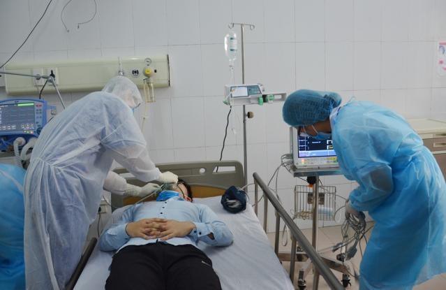 Bệnh viện Cẩm Phả diễn tập các tình huống xử trí phân loại, điều trị bệnh nhân nghi, nhiễm Covid-19. Ảnh: Nguyễn Hoa