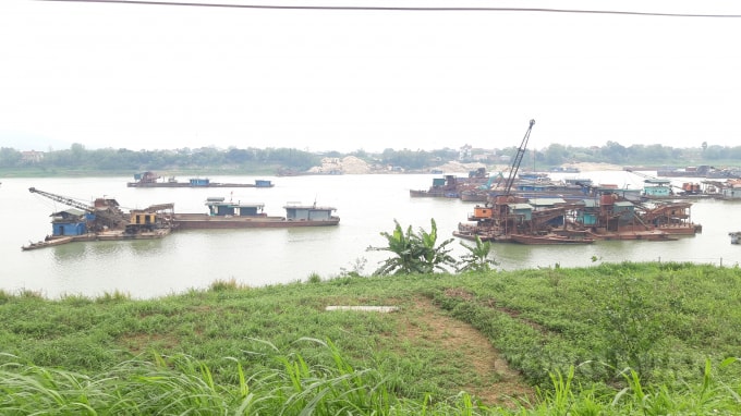 Các phương tiện khai thác cát sỏi trên sông Lô đã dừng hoạt động.