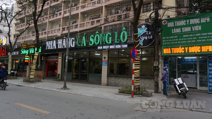 Bên trong Nhà hàng Cá sông Lô trên đường Ngụy Như Kon Tum dường như không có một khách nào tới . Ảnh H.Long.