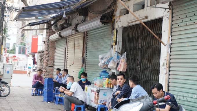 Từ những nhà hàng sang trọng cho tới các cửa hàng bình dân cũng đóng cửa hàng loạt như thế này. Ảnh H.Long.