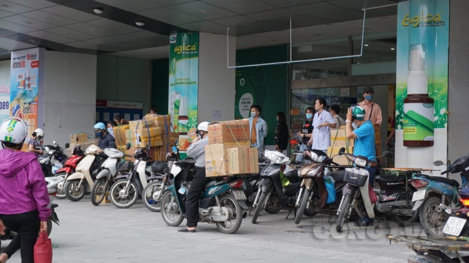 Tại chợ đầu mối thuốc Hapulico vẫn rất nhộn nhịp người tới mua hàng. Ảnh H.Long.