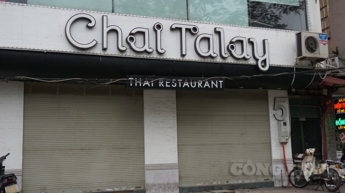 Nhà hàng Chai Talay số 5 phố Khương Trung quận Thanh Xuân đã đóng cửa từ lâu. Ảnh H.Long.