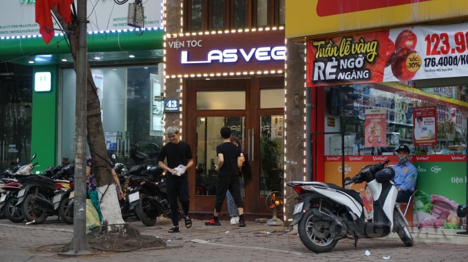 Ngoài ra nhiều cửa hàng làm đẹp như các salon tóc, Spa cũng bị ảnh hưởng nặng nề. Ảnh H.Long.