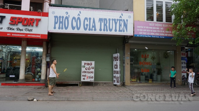 Người dân tận dụng vỉa hè thời gian các cửa hàng đóng cửa để làm chỗ tập thể thao. Ảnh H.Long.