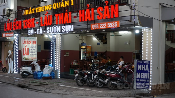 Tình trạng tương tự cũng được ghi nhận tại nhiều quán ăn, nhà hàng trên phố Thượng Đình (Thanh Xuân). Ảnh H.Long.
