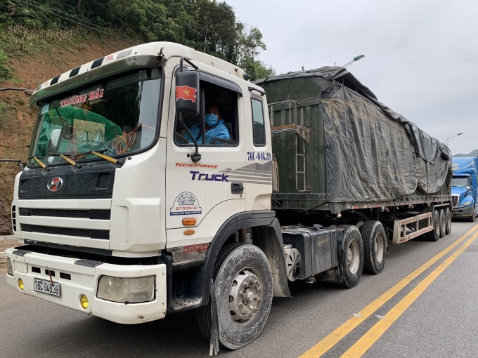 Các lái xe được trang bị thiết bị y tế đảm bảo quy chuẩn khi thông quan. Ảnh: Hoàng Dương